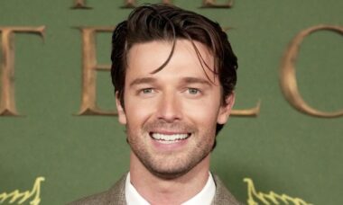 Patrick Schwarzenegger se emociona ao contar para família que participará de “The White Lotus”