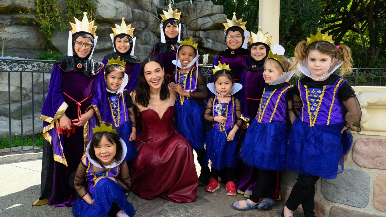 Gal Gadot egyedül népszerűsíti a „Snow White” élőszereplős remake-jét a Rachel Zeglerrel kapcsolatos feszültségről szóló pletykák közepette