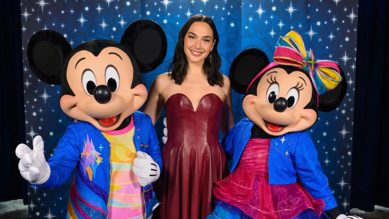 Gal Gadot promoverer alene live-action-remake af “Snow White” midt i rygter om spændinger med Rachel Zegler