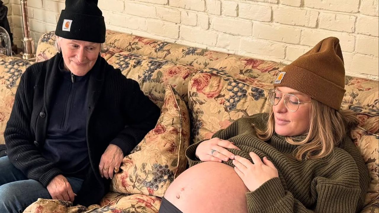 Annie Starke, Glenn Close's daughter, recreates her mother's pregnancy photo from 1988