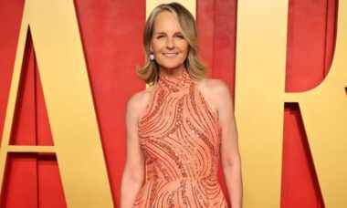 Helen Hunt aparece irreconhecível aos 61 anos em foto com namorado