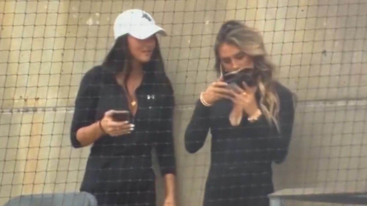 Transmissão de jogo de baseball exibe mulher fazendo selfie inusitada