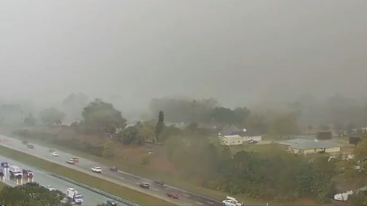 Une tornade frappe une station de télévision lors d'une diffusion en direct sur la mise à jour météo