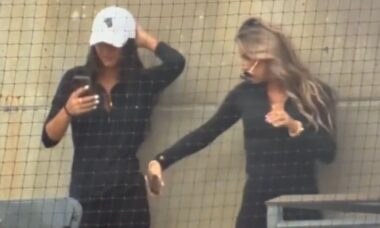 Transmissão de jogo de baseball exibe mulher fazendo selfie inusitada