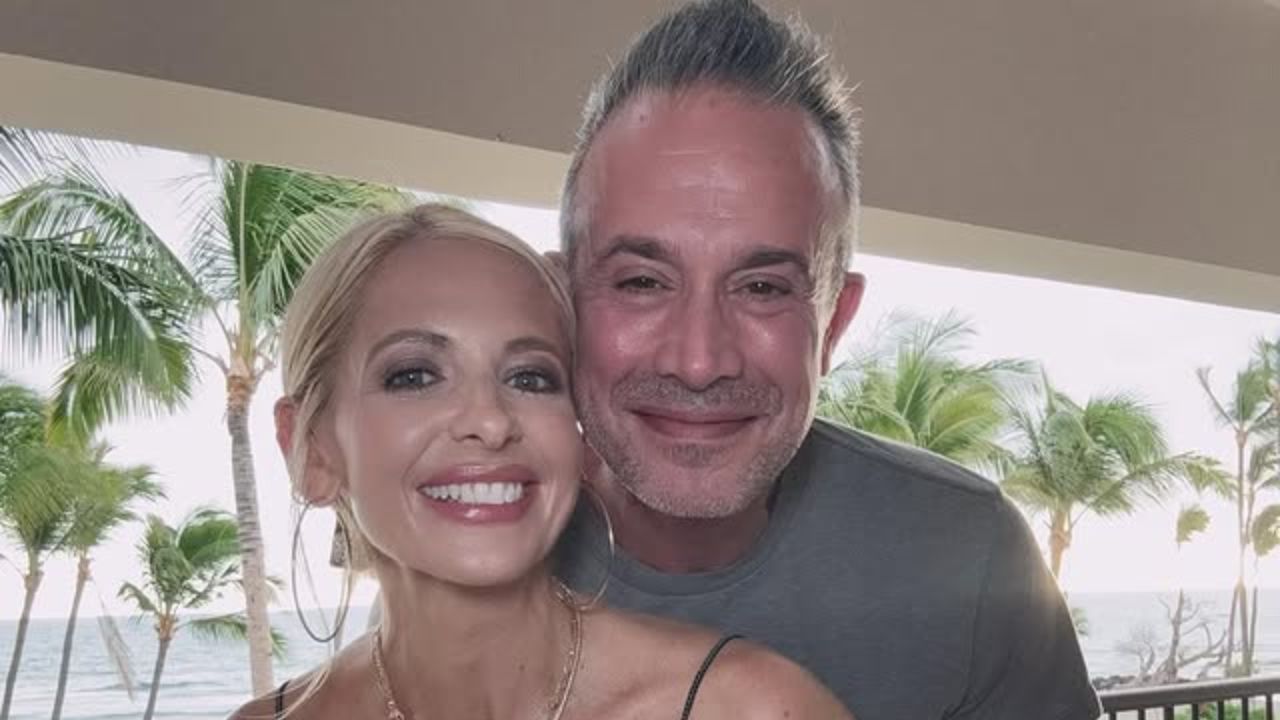 Sarah Michelle Gellar revela segredo para manter seu casamento de 23 anos com Freddie Prinze Jr. 