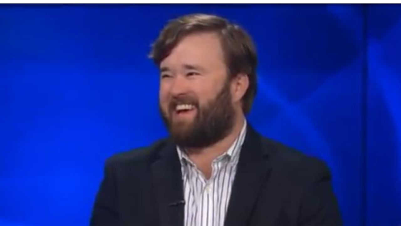 Haley Joel Osment viraliza depois de posar sorrindo em foto de prisão nos EUA