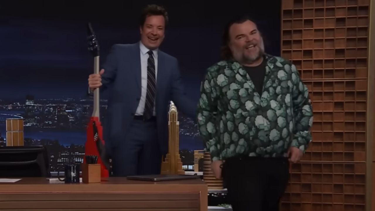 Jack Black viraliza nas redes sociais após perder as calças no “The Tonight Show”