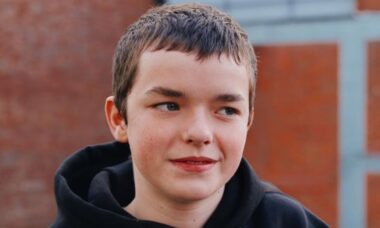 Owen Cooper, estrela de “Adolescence”, conta como foi voltar à escola após sucesso da série