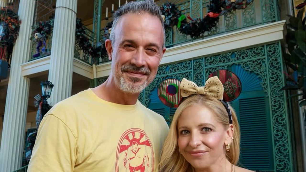 Sarah Michelle Gellar revela segredo para manter seu casamento de 23 anos com Freddie Prinze Jr. 