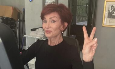 Fãs criticam Sharon Osbourne por abusar de filtro em foto com o neto