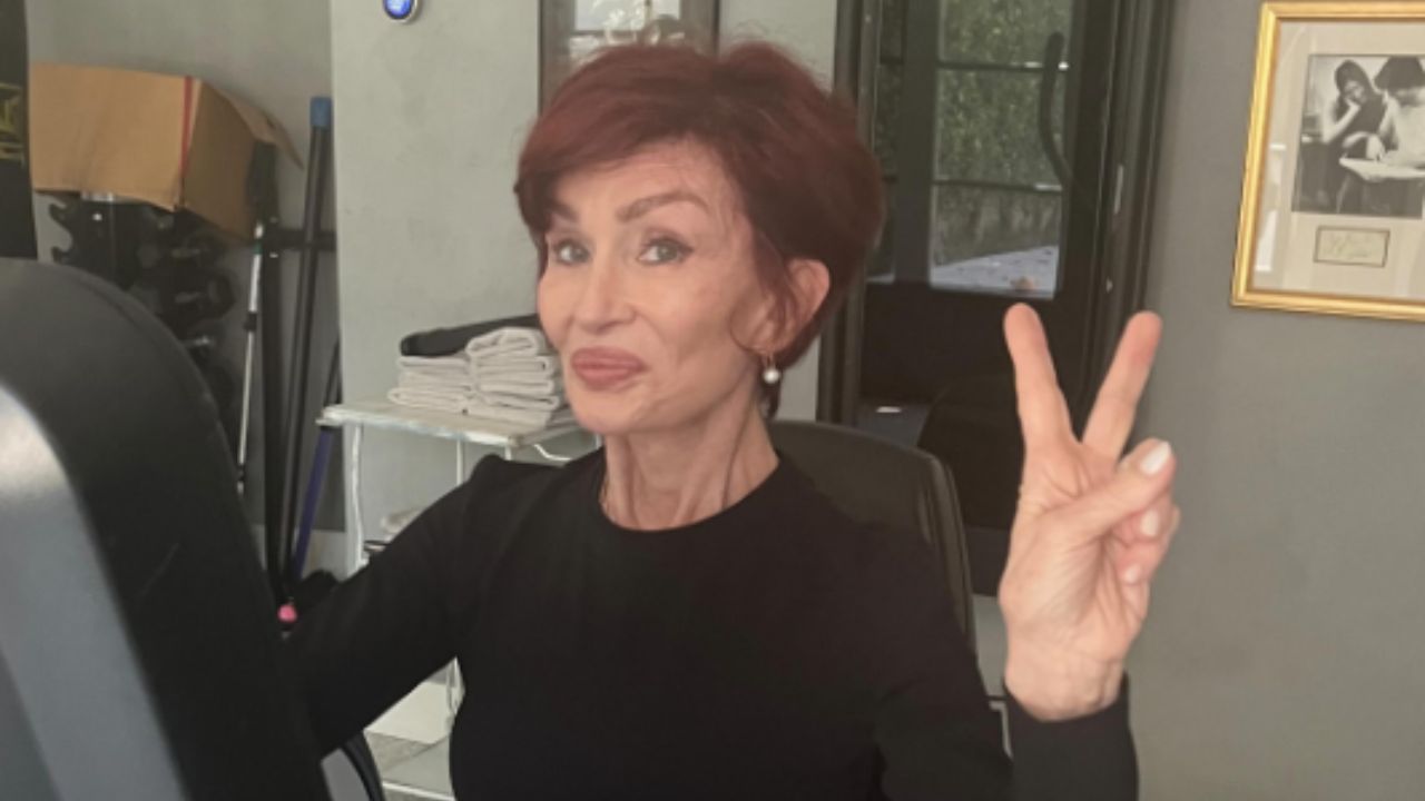 Fãs criticam Sharon Osbourne por abusar de filtro em foto com o neto