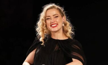 Amber Heard celebra o Dia das Mães com anúncio de filhos gêmeos