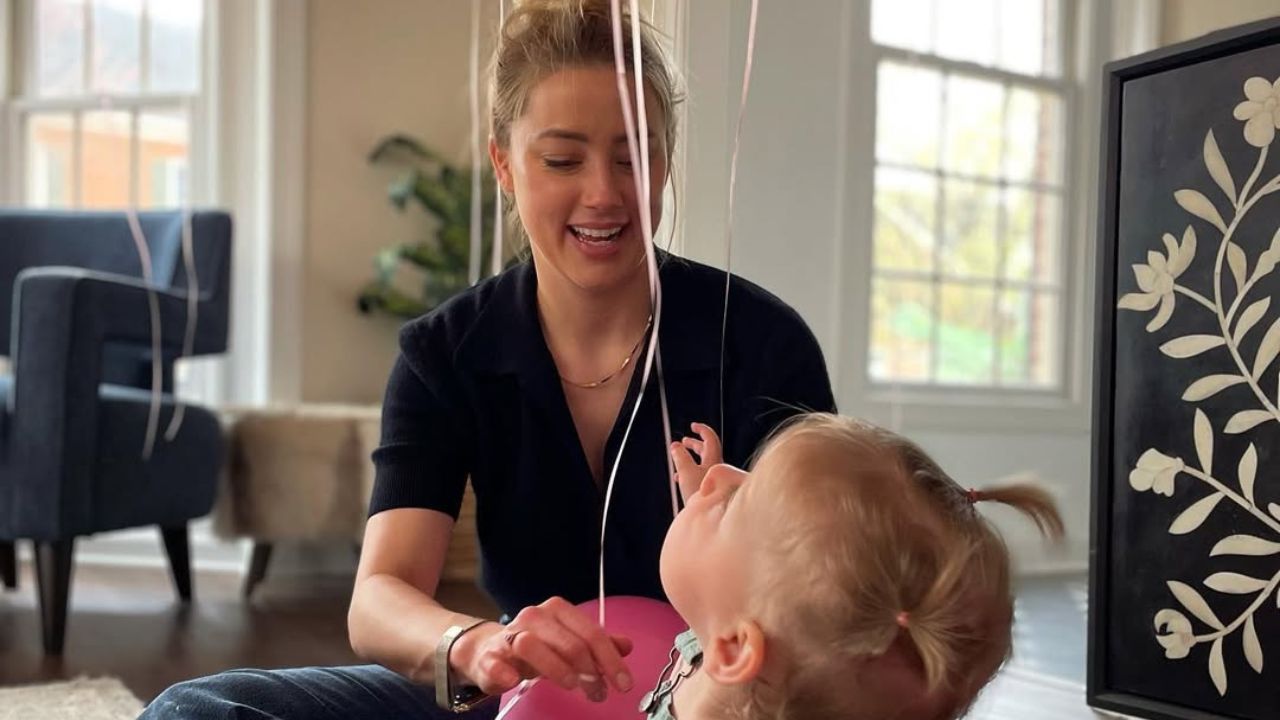 Amber Heard célèbre la fête des Mères avec l'annonce de jumeaux