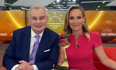 Eamonn Holmes, apresentador do GB News, caiu ao vivo durante o programa preocupando colegas de bancada