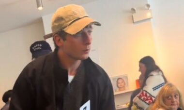 Jeremy Allen White fica surpreso com fã que não o reconheceu em cafeteria em Chicago