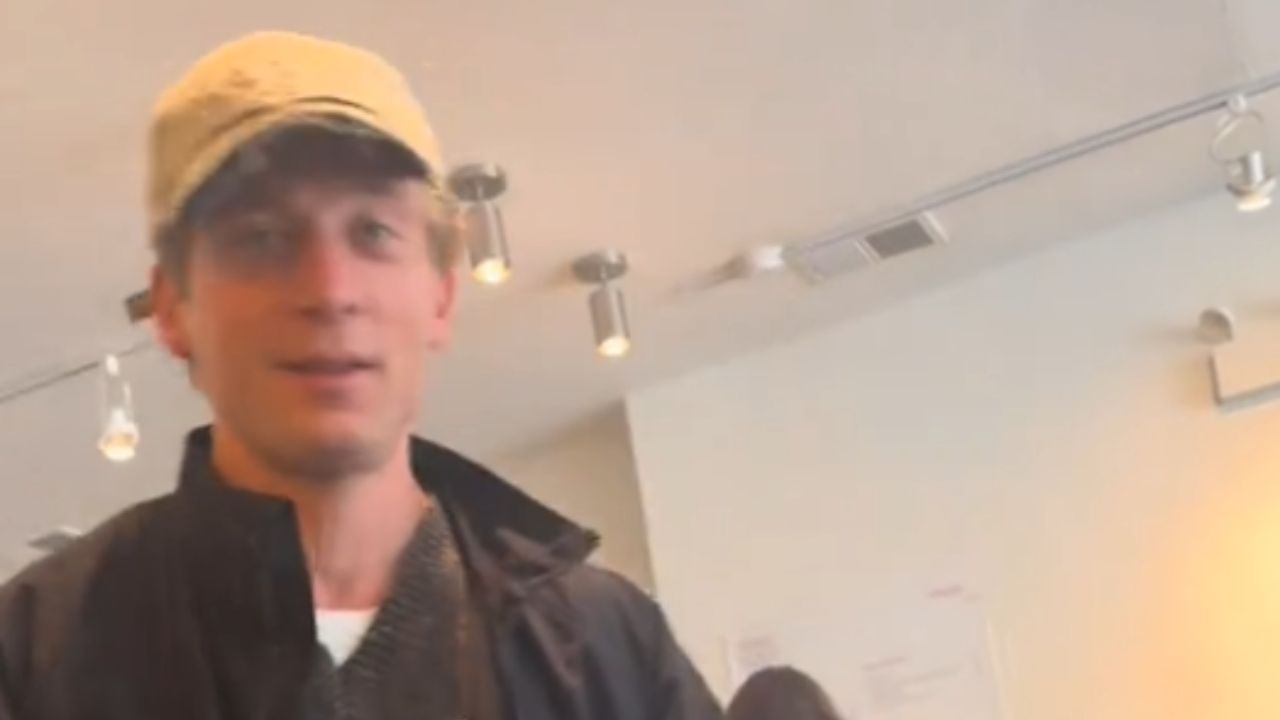 Jeremy Allen White fica surpreso com fã que não o reconheceu em cafeteria em Chicago