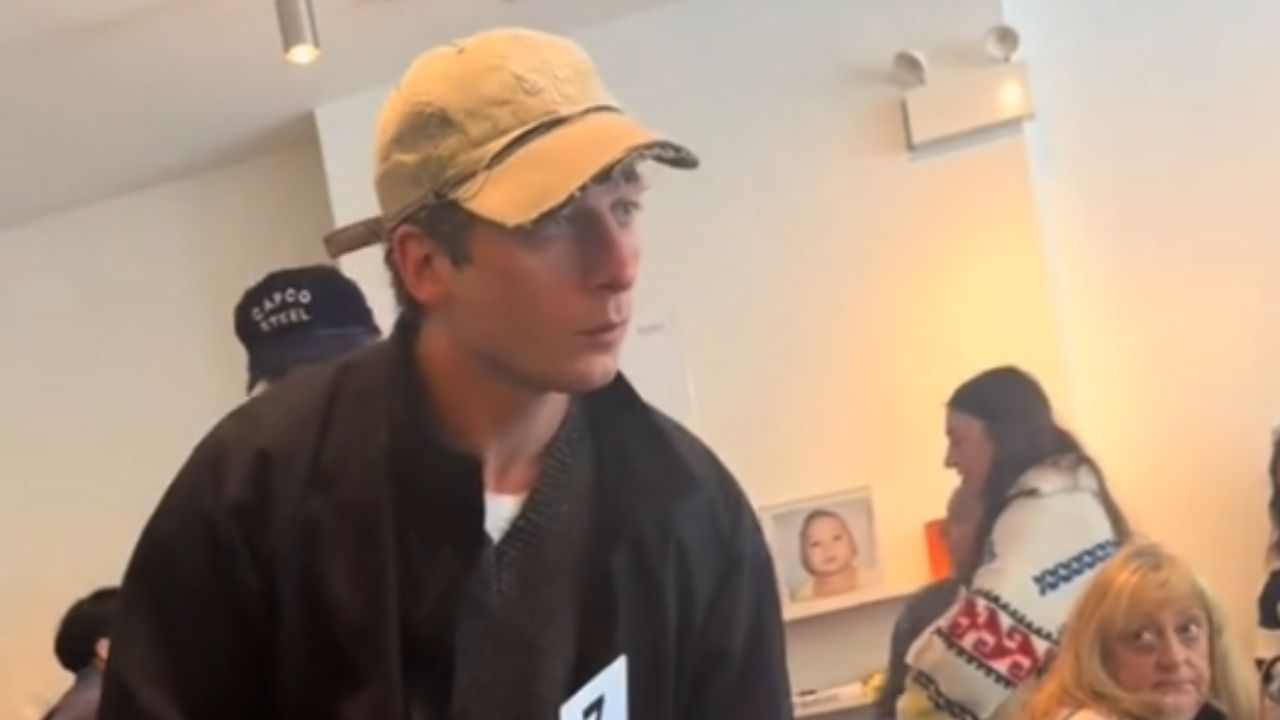 Jeremy Allen White fica surpreso com fã que não o reconheceu em cafeteria em Chicago