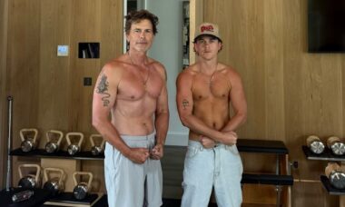 Rob Lowe e seu filho John de 29 anos combinam visual em foto sem camisa
