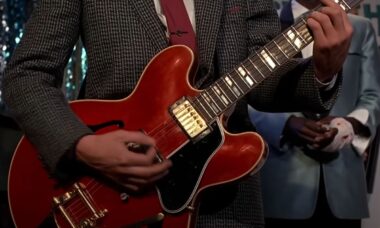 Elenco de “Back to the Future” pede ajuda para encontrar a guitarra vermelha icônica de Marty McFly