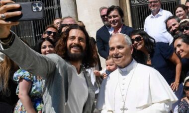 Papa Leão XIV aparece em selfie com ator que interpretou Jesus e dupla conquista a internet
