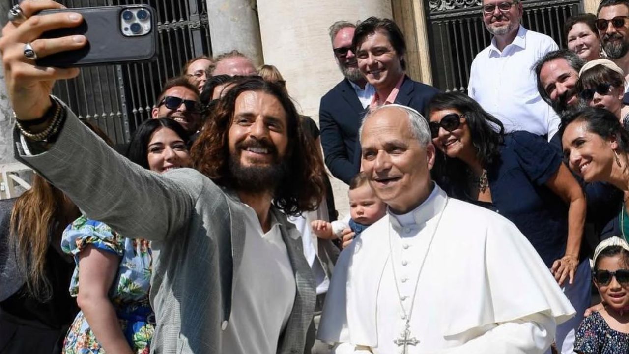 Le Pape Léon XIV apparaît sur un selfie avec l'acteur ayant joué Jésus, et le duo conquiert Internet