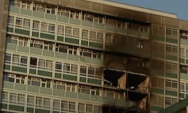 Novas imagens do documentário da Netflix mostram fumaça tomando conta de apartamento no edifício Grenfell