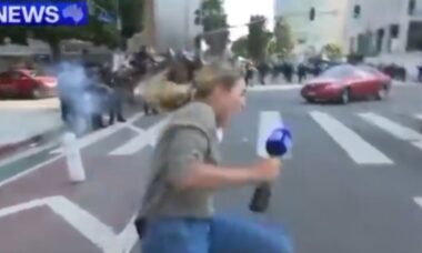 Repórter australiana se manifesta após ser alvejada com bala de borracha em protesto em Los Angeles