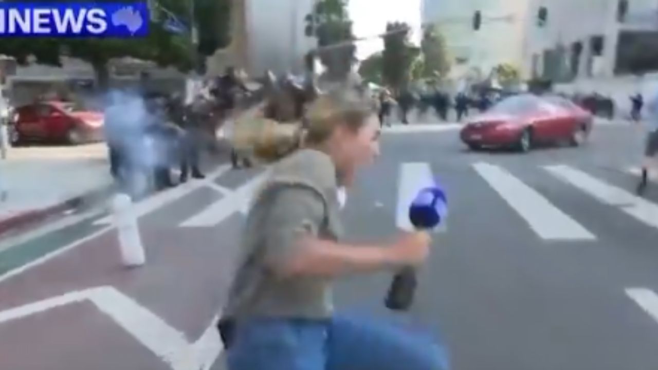 Repórter australiana se manifesta após ser alvejada com bala de borracha em protesto em Los Angeles