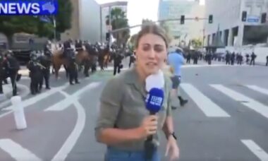 Repórter australiana se manifesta após ser alvejada com bala de borracha em protesto em Los Angeles