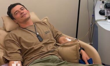 Orlando Bloom é flagrado em clínica fazendo tratamento de US$ 13.500 para remover microplásticos do sangue