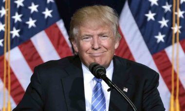 Trump dá resposta ácida a jornalista que perguntou sobre caso Epstein: "Inacreditável"
