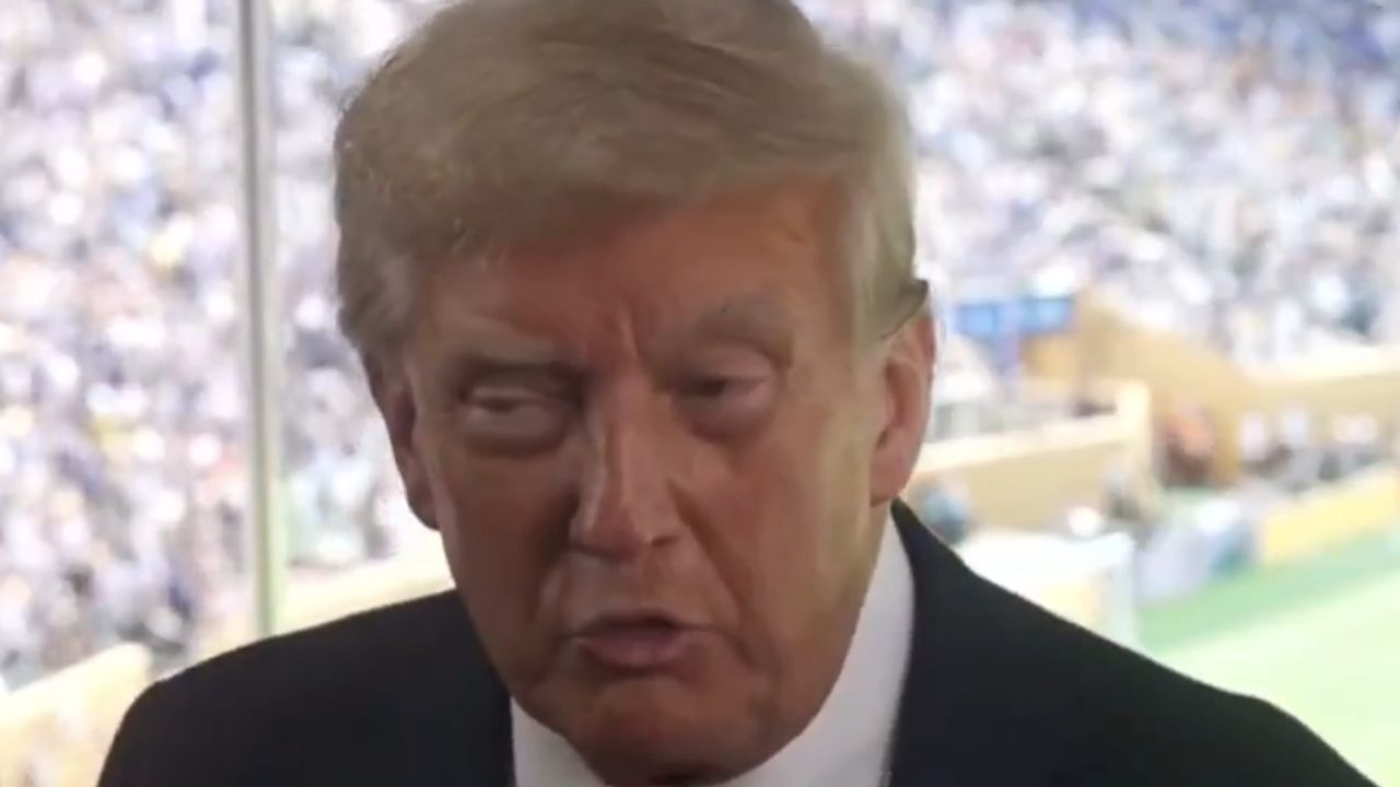 Donald Trump crée un moment bizarre lors d'une interview après avoir interrompu la cérémonie de la finale de la Coupe du Monde des Clubs