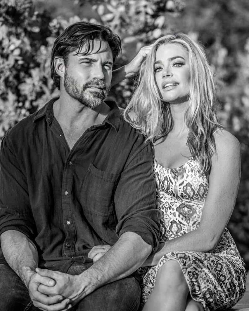 Denise Richards y Aaron Phypers. Instagram @deniserichards