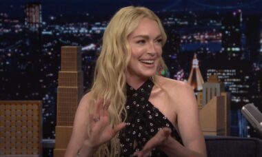 Lindsay Lohan revela que seu filho achou que ela estava presa dentro da TV após participação em talk show
