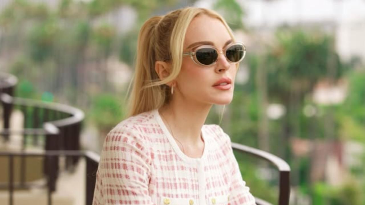 Lindsay Lohan montre ses longues jambes lors d'une séance photo, et les fans pointent l'utilisation excessive de Photoshop
