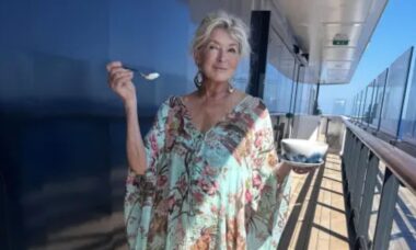 Aos 83 anos, Martha Stewart exala beleza “divina” ao vestir caftã da coleção Skims x Roberto Cavalli