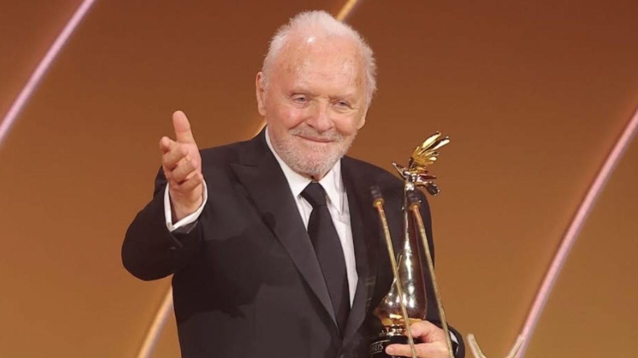 Anthony Hopkins devient viral après avoir incarné Hannibal Lecter en essayant le bandeau facial SKIMS