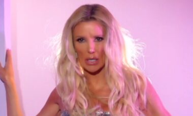 Ex-estrela de reality show Brandi Glanville queima o rosto ao tentar se livrar de parasita facial