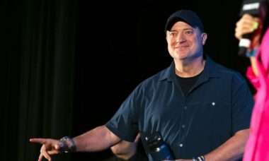 Brendan Fraser revela que um cavalo mordeu John Hannah no peito durantes as filmagens de “The Mummy”