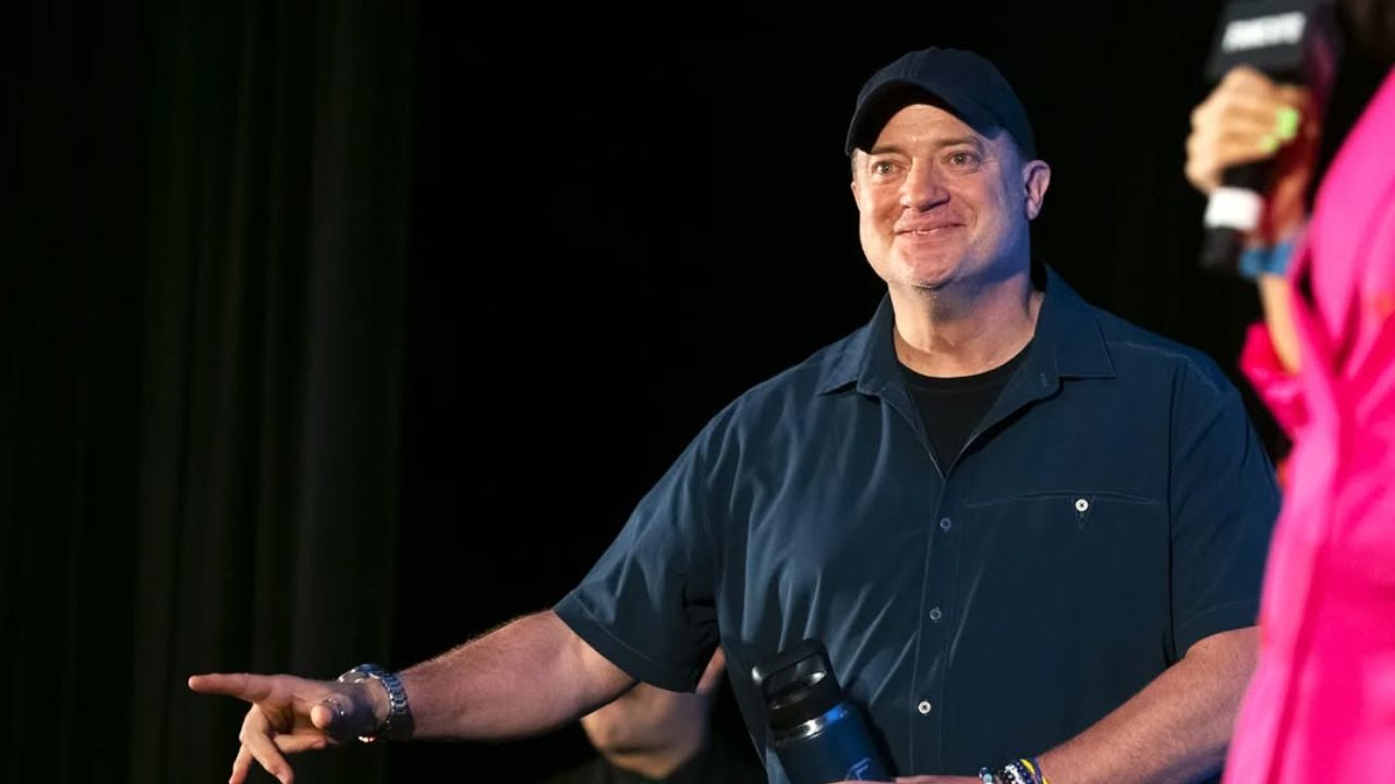 Brendan Fraser révèle qu’un cheval a mordu John Hannah à la poitrine pendant le tournage de “The Mummy”
