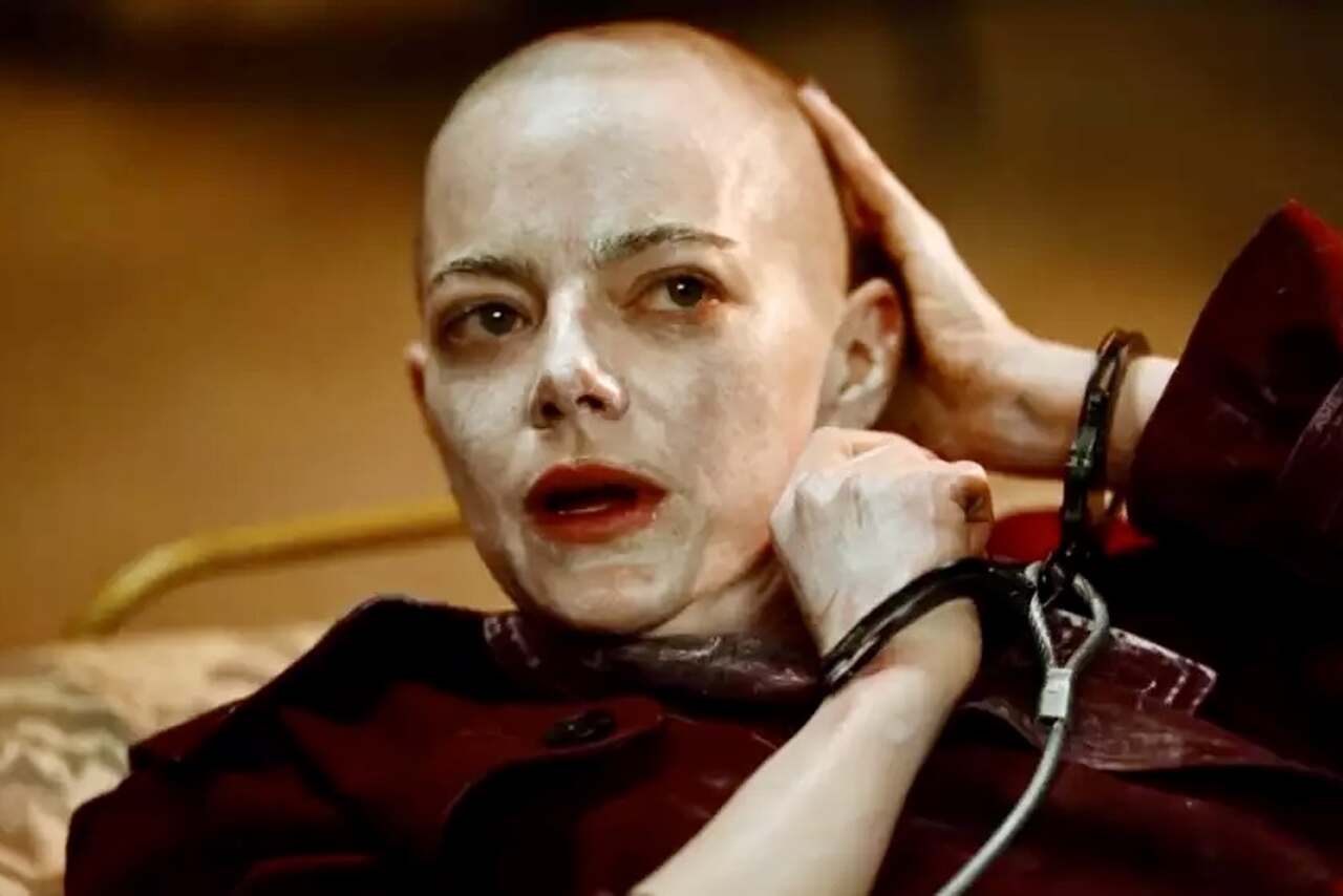 Emma Stone surprend ses fans en apparaissant complètement chauve pour un nouveau film