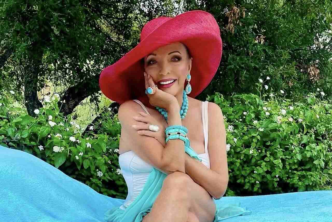 À 92 ans, Joan Collins éblouit en France