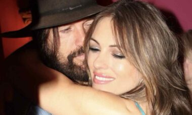 Elizabeth Hurley posta fotos inéditas com Billy Ray Cyrus para celebrar seu aniversário de 64 anos