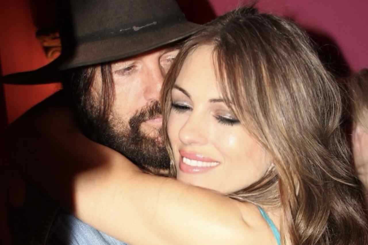 Elizabeth Hurley partage des photos inédites avec Billy Ray Cyrus pour célébrer son 64e anniversaire