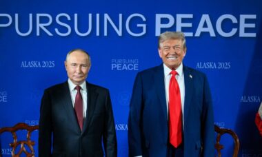 Putin teria gritado palavras duras contra jornalista após coletiva com Trump no Alasca