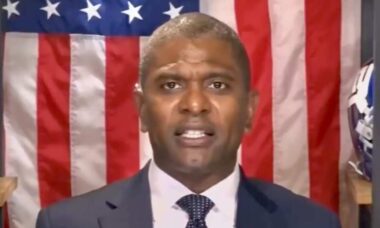 Vídeo: Apoiador de Trump é detonado após aparecer na TV para sugerir "solução" para o crime nos EUA