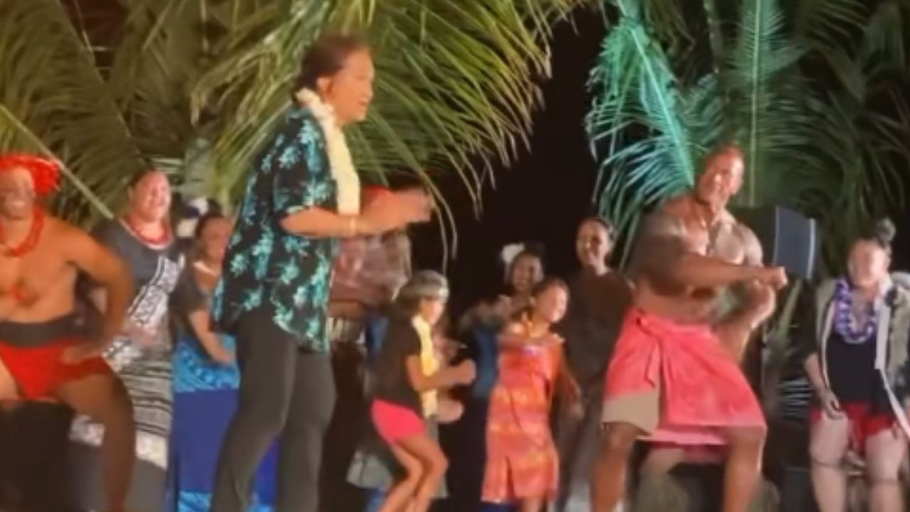 Dwayne Johnson exécute une danse samoane sacrée avec sa mère et ses filles à Hawaï