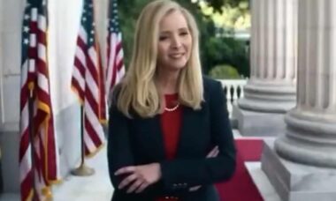Lisa Kudrow aparece em sátira aos apoiadores de Trump e internautas opinam