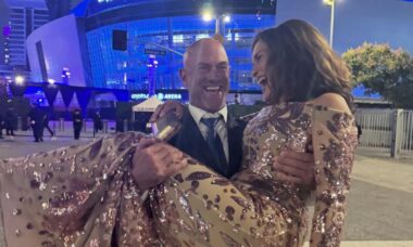 Mariska Hargitay é carregada carinhosamente por Christopher Meloni após cerimônia do Emmy 2025