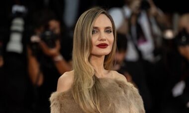 Angelina Jolie se emociona no Festival de Toronto ao falar sobre o câncer de sua falecida mãe